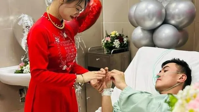 Xúc động lễ cưới có một không hai, cô dâu đến bên giường bệnh nhận nhẫn cưới của chú rể
