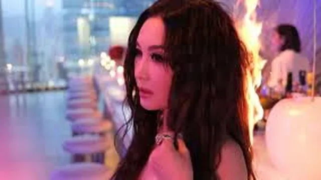 Sao nữ nổi tiếng gặp sự cố hi hữu, tóc bắt lửa cháy như ngọn đuốc khi đang chụp ảnh