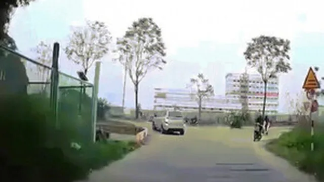 Clip: Ô tô "hạ gục" xe máy trong tích tắc, người đàn ông may mắn thoát nạn