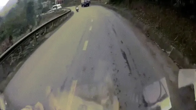 Clip: Thót tim ô tô mất phanh khi đổ đèo và pha thoát nạn ngoạn mục