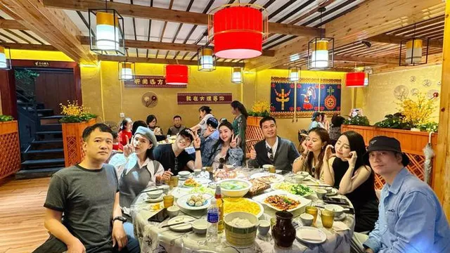 Việt Anh và một nữ diễn viên 'dính như sam' dù một mực phủ nhận chuyện hẹn hò