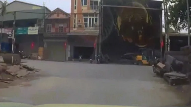 Clip: Hú hồn cô gái ôm cua vào ngõ đối đầu ô tô nguy hiểm