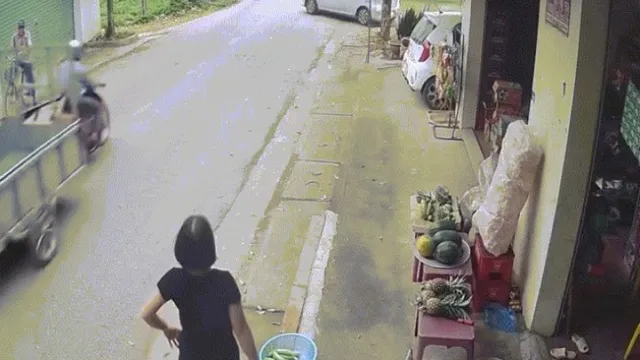 Clip: Ô tô chuyển làn ẩu, bị xe máy húc tung đầu