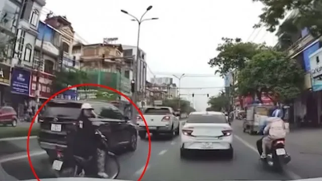 Clip: Pha "Điệu hổ ly sơn" của cô gái khiến ô tô bó tay