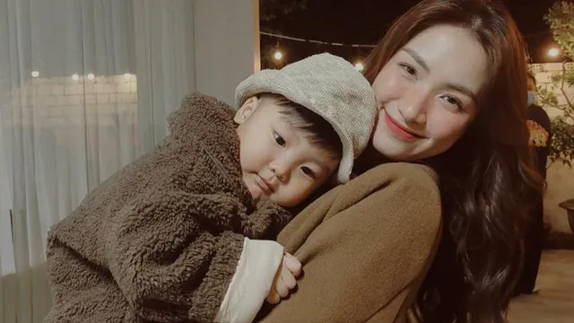 Con trai Hoà Minzy 'xấu hổ' khi cùng mẹ làm 1 việc, chính chủ vội đăng đàn cầu cứu