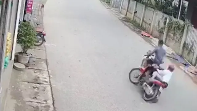 Clip: Cười lộn ruột với pha va chạm xe máy cứ ngỡ như là bị cướp