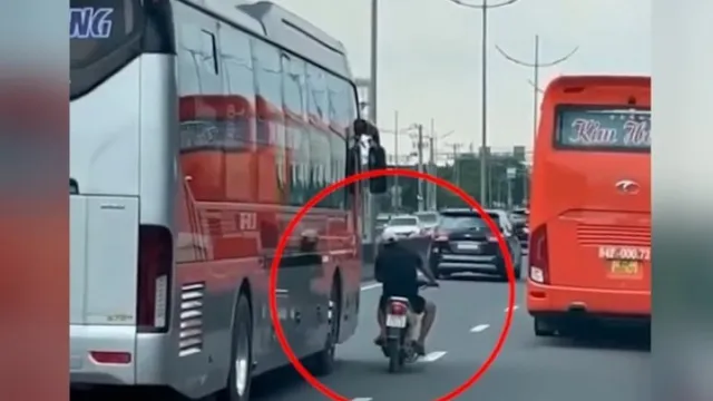 Clip: Đánh võng tạt đầu ô tô khách, xe máy nhận ngay kết đắng nhớ đời