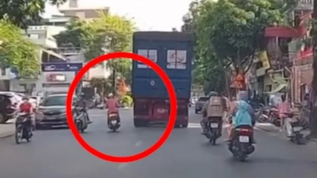 Giao thông  Clip: Khi Ninja Lead cố gắng vượt container và cái kết tê tái