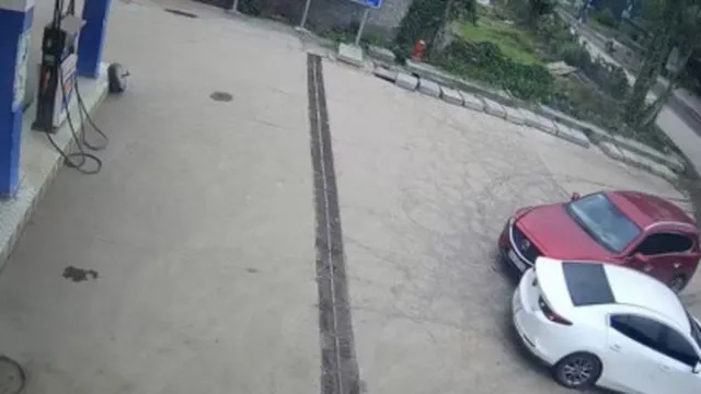 Clip:Pha đổ xăng "vội vàng" đầy khó hiểu của hai tài xế Mazda