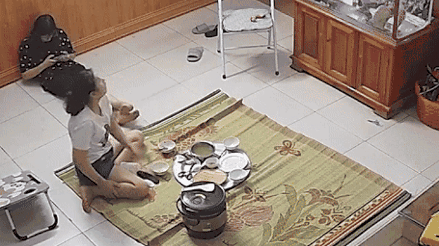 Bé trai may mắn thoát nạn khi đang ăn cơm, mẹ xem lại camera vẫn hồi hộp