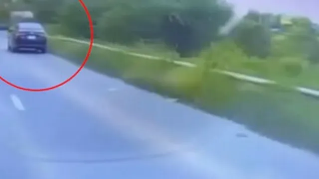 Clip: Phẫn nộ ô tô tạt đầu chèn ngã người đi xe máy rồi bỏ chạy