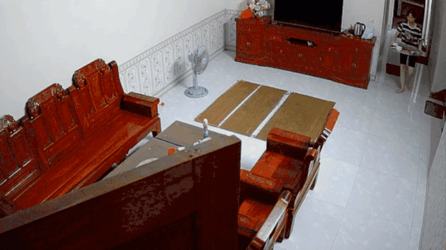 Chồng quét nhà, trải chiếu sẵn sàng ăn cơm và cái kết 'dở khóc dở cười'