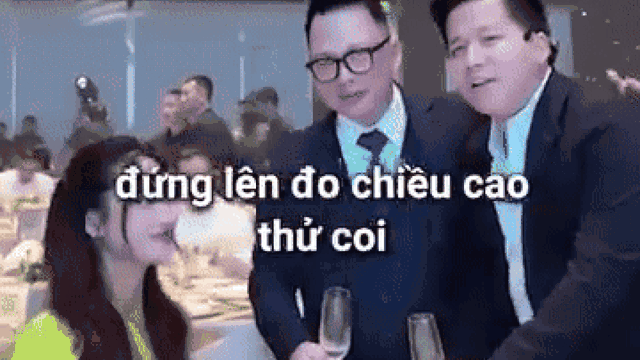 Khoa Pug tự tin đọ chiều cao với Hoa hậu Lương Thuỳ Linh và cái kết
