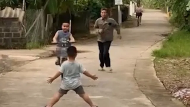 Clip: "Búp măng non" về quê tập đi xe đạp khiến "tre già" chạy theo toát mồ hôi