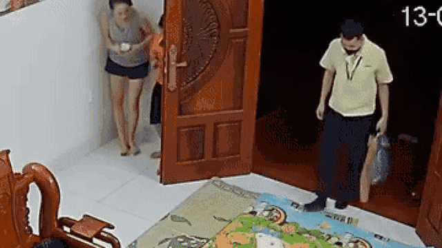 Màn chào đón bố đi làm về của 4 mẹ con lan toả niềm hạnh phúc