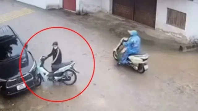Clip: Vào cua cực gắt, cô gái phi xe máy đâm dính chặt vào ô tô