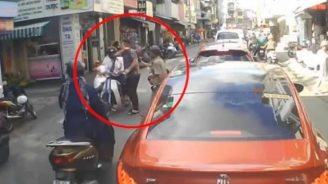 Clip: Lấn làn ngược chiều, thanh niên đi xe máy còn giở thói côn đồ