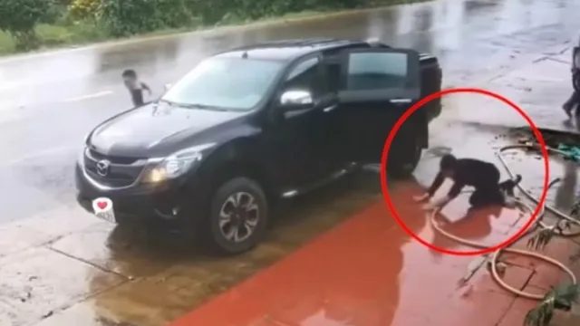 Clip: Cười chảy nước mắt với thanh niên bước xuống ô tô trượt ngã tới 3 lần