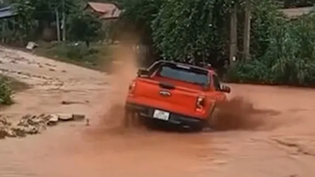 Clip: Ô tô bán tải mắc kẹt khi cố gắng vượt qua dòng nước lũ ở Sơn La