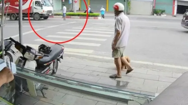Clip: Thanh niên đập đầu vào ô tô rồi ra giữa đường "ăn vạ"