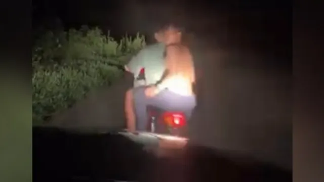Clip: Thanh niên đi xe máy "hổ báo" đòi ô tô tắt đèn và cái kết phì cười
