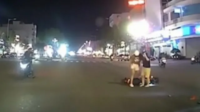 Clip: Chuyển hướng ẩu, hai cô gái đi xe máy bị ô tô hất văng