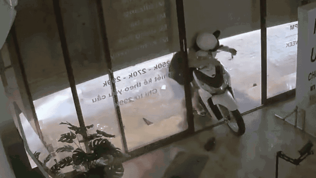 Chưa ra khỏi nhà đã bấm đóng cửa cuốn, cô gái gặp cái kết khiến ai cũng thót tim