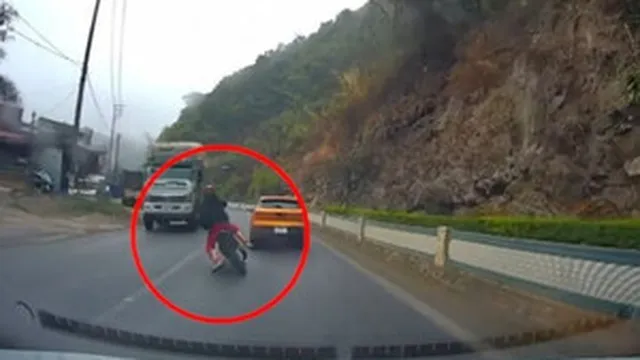 Clip: Pha trượt xe máy hú hồn, thanh niên suýt lao vào gầm ô tô