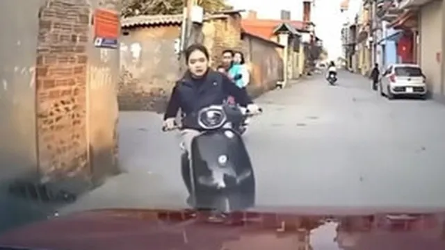 Clip: Đi từ trong ngõ ra như "một vị thần" cô gái lao thẳng xe vào đầu ô tô