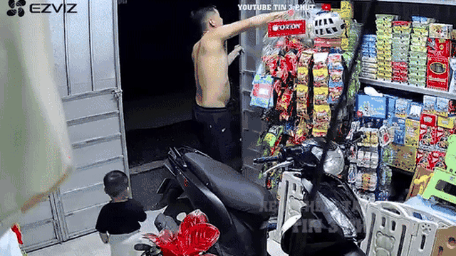 Clip: Khoá cửa đi ngủ mới phát hiện con đang ở ngoài, bố kiểm tra camera mới 'hoàn hồn'