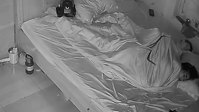 Clip: Người phụ nữ ngủ say, camera phòng ngủ ghi lại cảnh đáng sợ