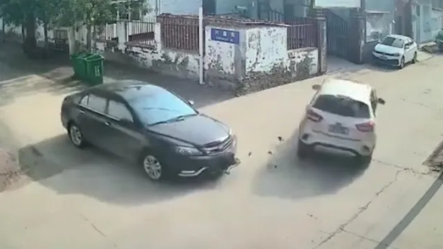 Clip: "Dở khóc dở cười" hai ôtô va chạm tại ngã tư, một xe lao thẳng vào nhà dân