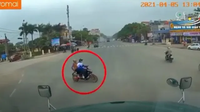 Vượt đèn đỏ, hai bà cháu đi xe đạp điện bị xe tải tông trúng