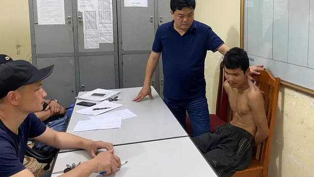 Kẻ giết người bằng rìu bị hàng chục cảnh sát cơ động vây bắt