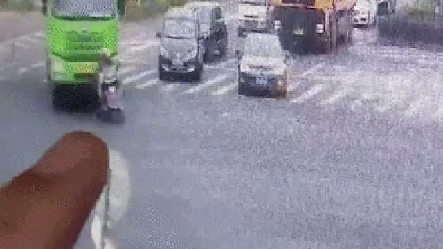 Điều khiển xe máy 'dắt mũi' xe tải, hai người bị nuốt trọn vào gầm nhưng hình ảnh cuối cùng mới là điều bất ngờ