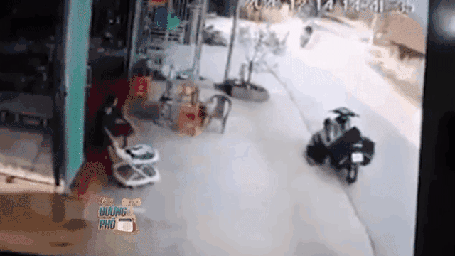 Clip: Ôm cua tốc độ "bàn thờ", người đàn ông ngã chúc đầu xuống đất sau cú đâm bất ngờ