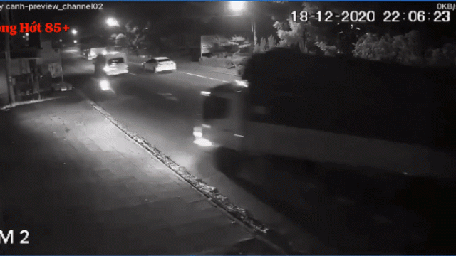 Clip: Lao sang làn ngược chiều, ô tô tải húc văng người đàn ông và 'cái nhấn ga' gây bức xúc sau đó
