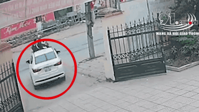 Mazda mới cứng vọt ga lao vào cột điện, đoạn camera khiến tất cả thốt lên 'còn may chán'