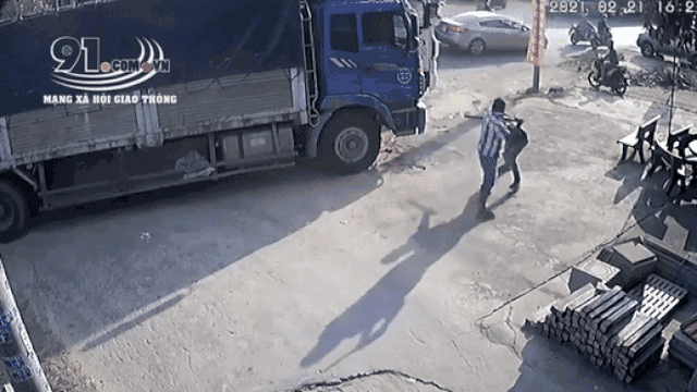 Clip: 2 tài xế cầm hung khí, lao vào hỗn chiến như phim hành động