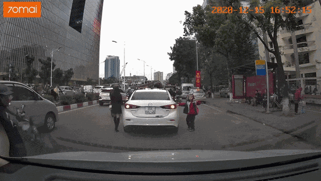 Clip: Đỗ xe giữa đường Hà Nội đông đúc rồi chạy đi đón con nhỏ, nữ tài xế khiến dân tình ngán ngẩm