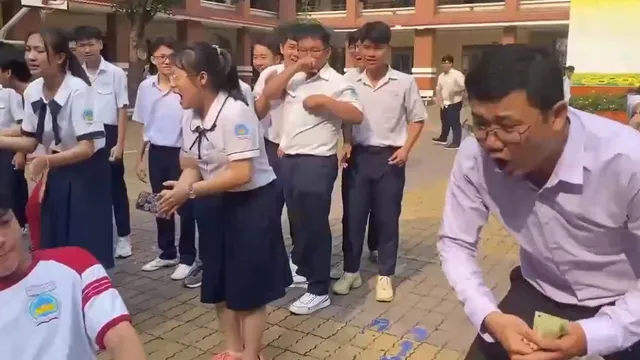 Học sinh tham gia kéo co, thầy chủ nhiệm lại chiếm hết spotlight vì màn cổ vũ 'bung nhiệt'