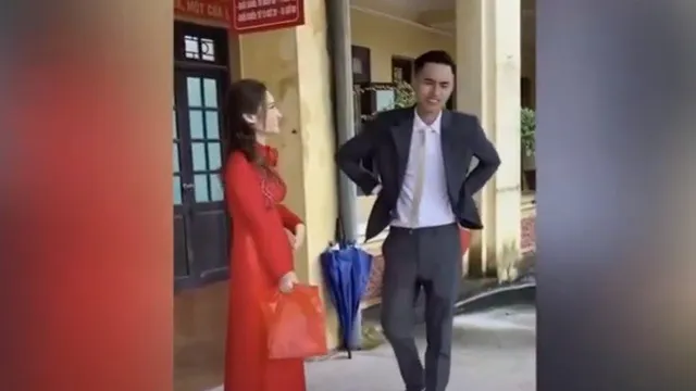 Chàng trai mặt méo xệch, liên tục than thở 'ôi thôi phải lấy vợ rồi' khi cùng bạn gái đi đăng ký kết hôn