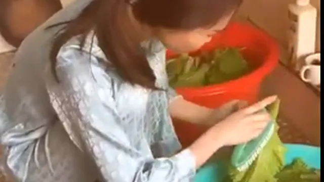 Thấy vợ sắp cưới dùng bàn chải rửa rau, chàng trai hoang mang: Có nên thay đổi quyết định?