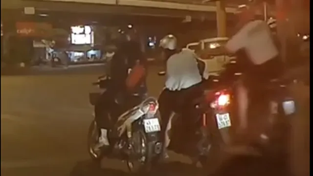 CLIP: Người phụ nữ bị giật túi xách khi dừng đèn đỏ Ngã tư Hàng Xanh