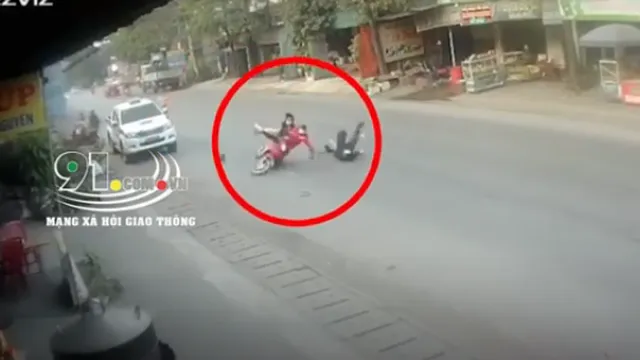 Clip: Đôi nam nữ gây phẫn nộ khi cố tình 'thông chốt', lao xe tông thẳng vào chiến sĩ CSCĐ