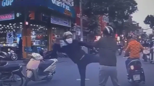 CLIP: Hai nam thanh niên lao vào đánh đấm nhau ngay giữa ngã tư sau va chạm giao thông