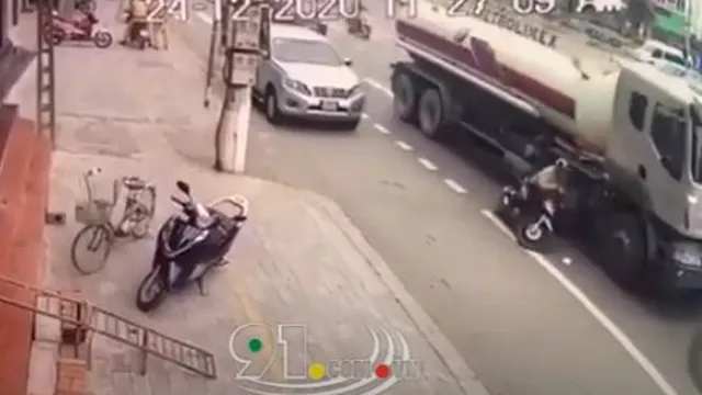 Kịp thời giúp đỡ người đàn ông sau va chạm nguy hiểm với xe bồn, 2 chiến sĩ CSGT được khen ngợi hết lời