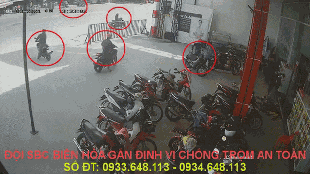 Clip: 6 đối tượng dàn cảnh trộm xe máy chuyên nghiệp, 2 xe máy 'bay màu' trong tích tắc gây hoang mang