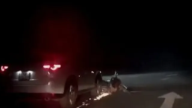 CLIP: Sau va chạm, tài xế ô tô say rượu kéo lê xe máy 2km trên đường đến tóe lửa
