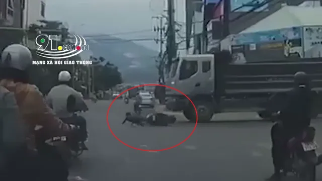 CLIP: Chưa hết thời gian dừng chờ đèn đỏ nhưng vẫn bất chấp chạy, nam thanh niên nhận về cái kết cực nhọ
